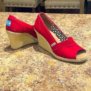 TOMS RED OPEN TOE WEDGE